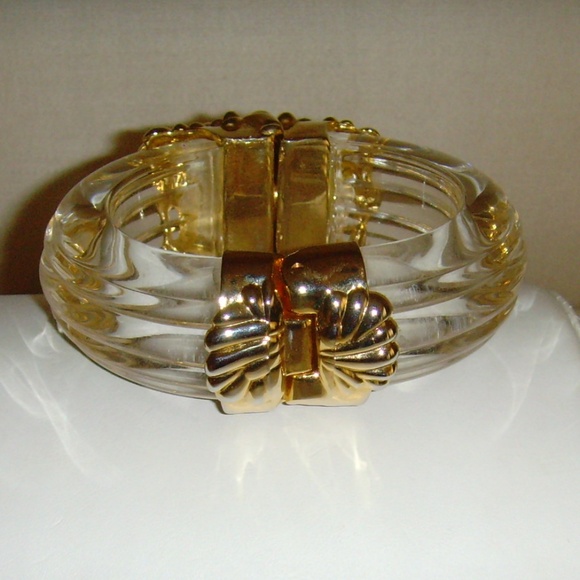 Inna Cytrine Paris Vintage Clear Lucite and Gold Tone Swirl Bangle Bracelet - Picture 9 of 13